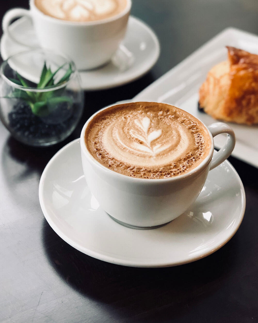 Tasa de café con diseño en forma de planta